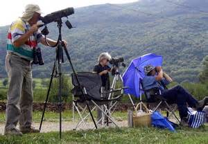 Leute mit Fernrohren